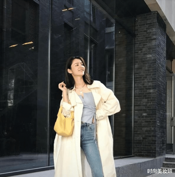 时尚美妆妞|林峰老婆张馨月很有“超模范”,穿蓝衬衫配短裤街拍,高级又洋气