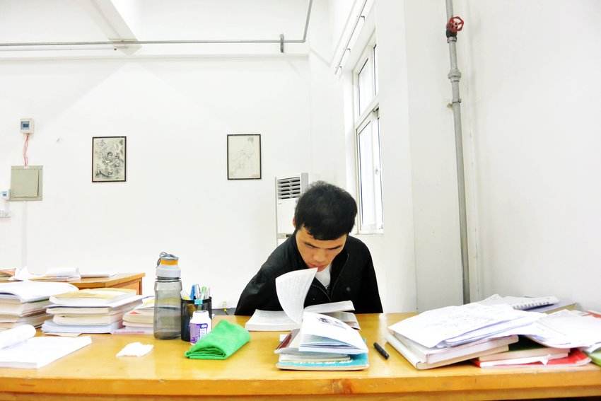 陈小颖|无臂青年吴建平，用嘴咬笔参加高考，曾拒绝20万年薪从底层做起