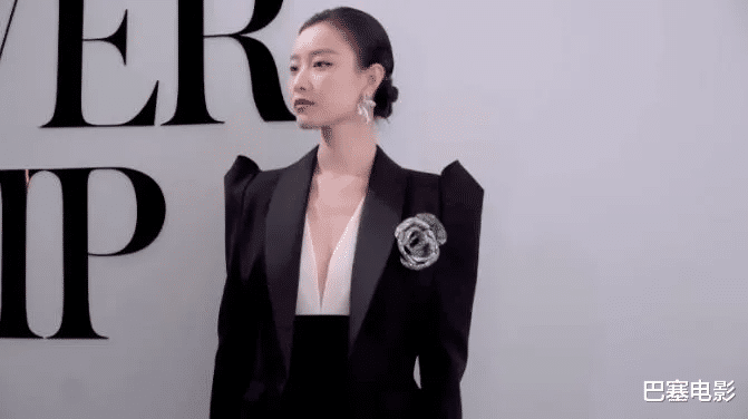 童瑶|2021惊艳红毯：童瑶“惹火”，杨幂、刘雯鲨疯了，鞠婧祎美得意外