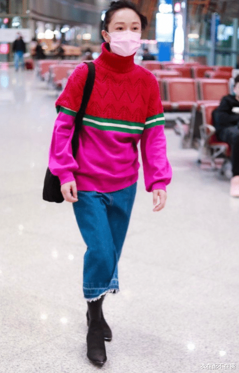 衣在配不在贵 周迅的时尚看不懂,毛衣只穿“上半截”,虽然有些别扭,却挺时髦