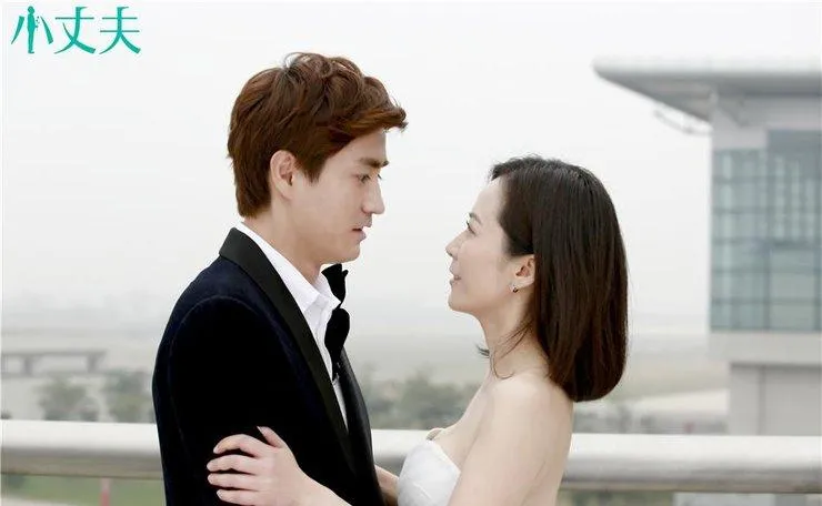 毛晓彤|33岁毛晓彤“官宣”刷爆热搜：情侣照都拍3次了，他们不结婚很难收场吧！