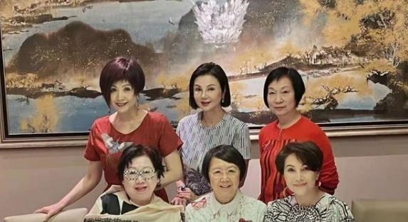 谢玲玲|为百亿豪门生了五个子女，却被扫地出门，现在又得了新冠一度病危