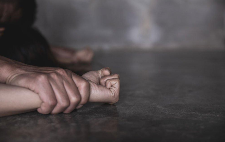 4名少女惨遭白人男子毒手,法官竟让罪犯回家反省:别去监狱了