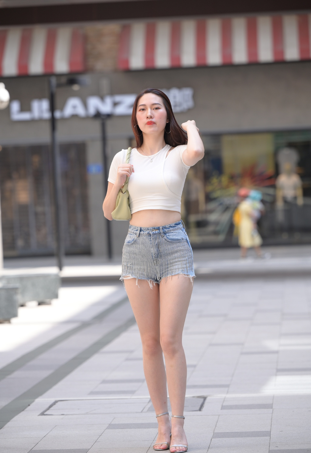 坎叔说时尚|夏日气质穿搭，“大姐姐”的时尚热裤，一路“秀”长腿！