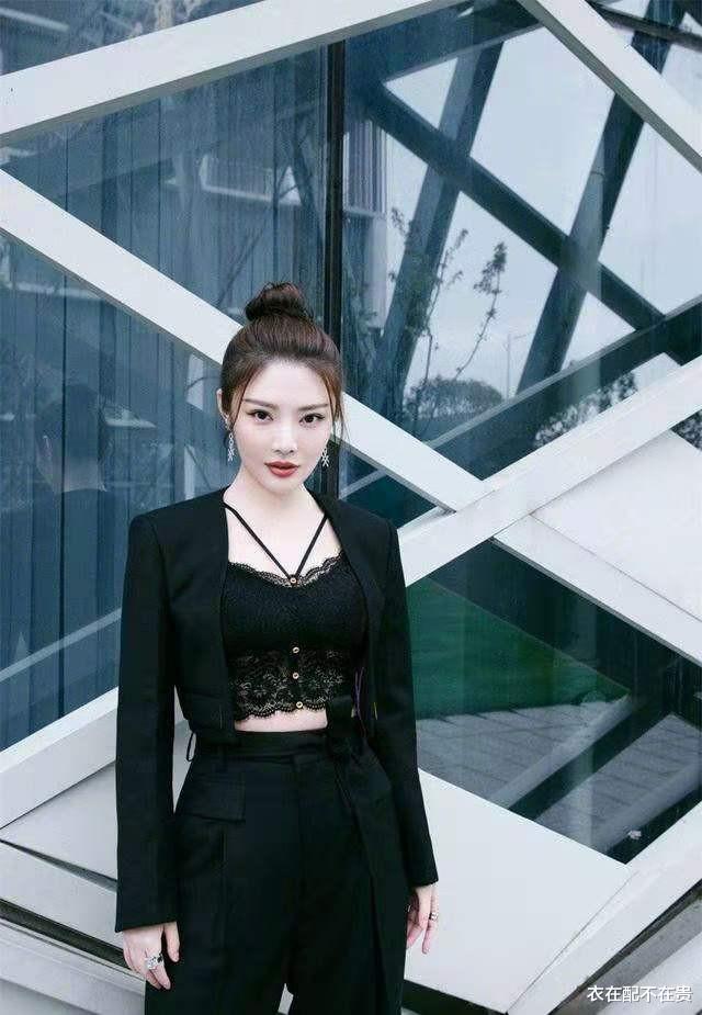 衣在配不在贵|徐冬冬身材好真占便宜，穿西装露出内搭一点不尴尬，反倒时髦显高