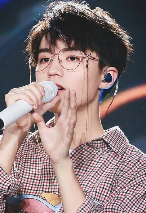 塞巴斯蒂安·斯坦|王俊凯再次长高，路人视角身高接近一米九，身材比颜值还惊艳