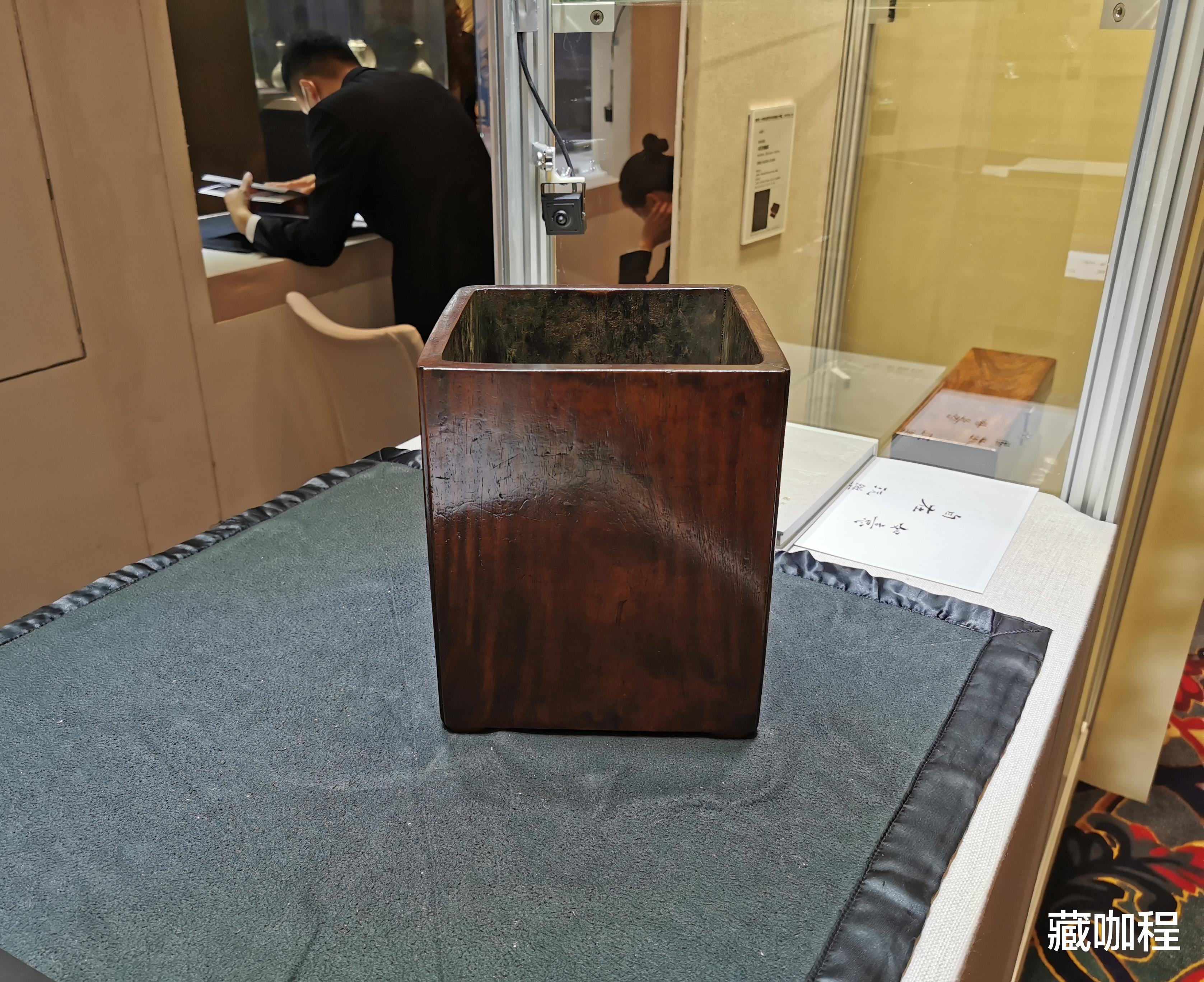 钱币|边长约二十厘米，黄花梨方笔筒贵在哪里？