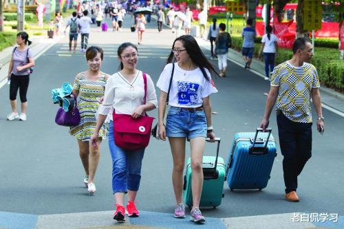 老白侃学习|大一新生入学，4种宿舍用品别准备，真的很“鸡助”