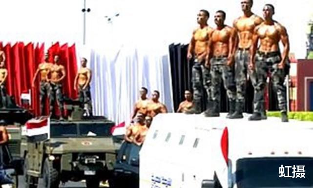 太辣眼！埃及特種兵閱兵，赤膊上陣亮肌肉，塗上油各個當健美猛男-圖2