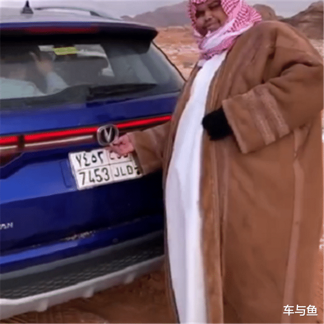 長安CS35 PLUS現身阿拉伯國傢，整車停沙漠中，實屬難得-圖2