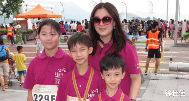 李一桐|伏明霞搬出梁家豪宅，与梁锦松被传已离婚？或是因为妻子闺蜜