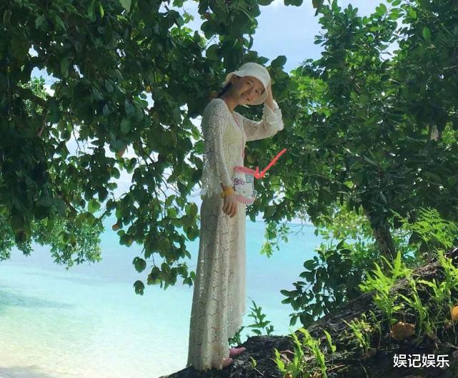 吴倩|吴倩孕照疑曝光，跟老公张雨剑去接亲妈，挺孕肚还要拉行李箱