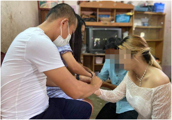 睹图 男子上午刚与妻子举行完婚礼，结果下午就在卧室里自杀了