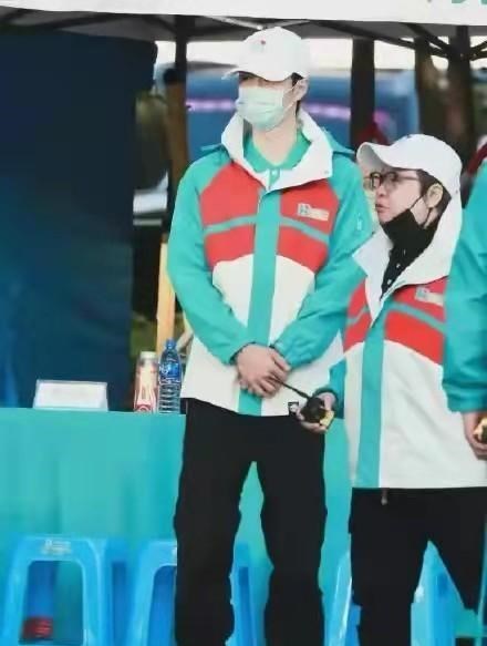 缘来妈咪|韩红救灾带摄像团队引争议,路人上前拍照被怼,做好事为何被骂?