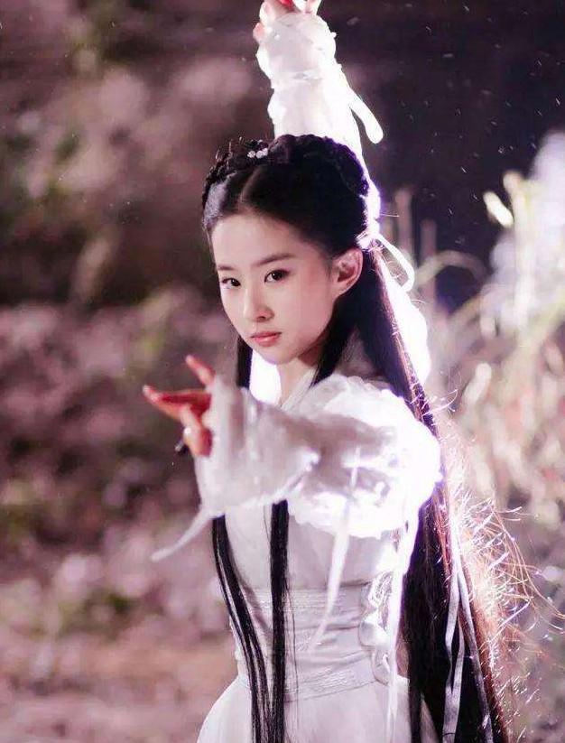 刘亦菲|19岁女生花费百万整成刘亦菲，连名字也高仿，如今颜值成这样