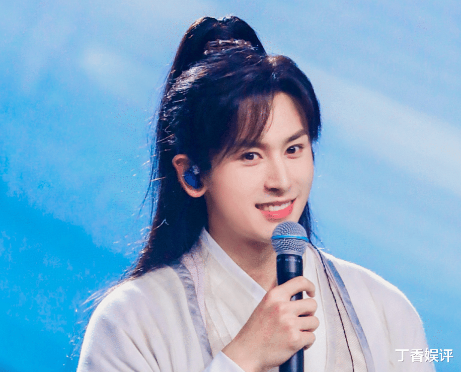 张哲瀚|张哲瀚30岁生日，圈内好友均送祝福，却只有龚俊的评论火上热搜