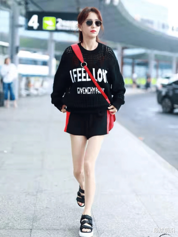 穿衣搭配|佟丽娅很懂得“氛围美”，西装搭配针织衫，堪称秋季穿衣的典范