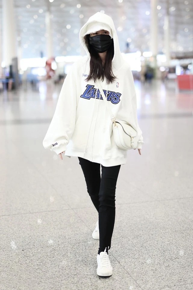 大表姐的时尚圈 真喜欢袁冰妍这样穿,T恤+半身裙文雅又时髦,轻松展现好气质