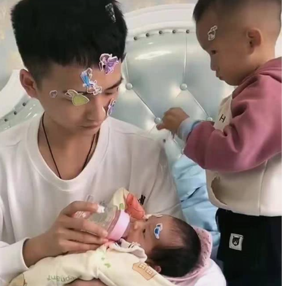 童颜|31岁“童颜爸爸”走红，被网友误认是初中生，父子同框像兄弟