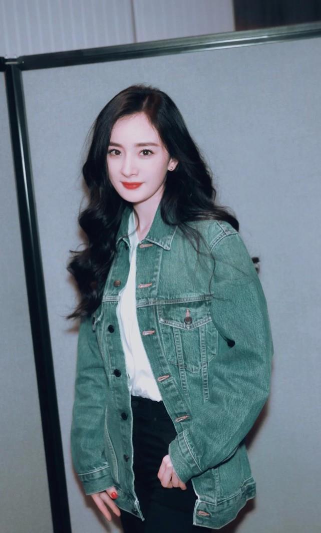 时尚百搭说 女博主称一女星经纪人在直播间喷半瓶香水，该女星此前被网红怼过