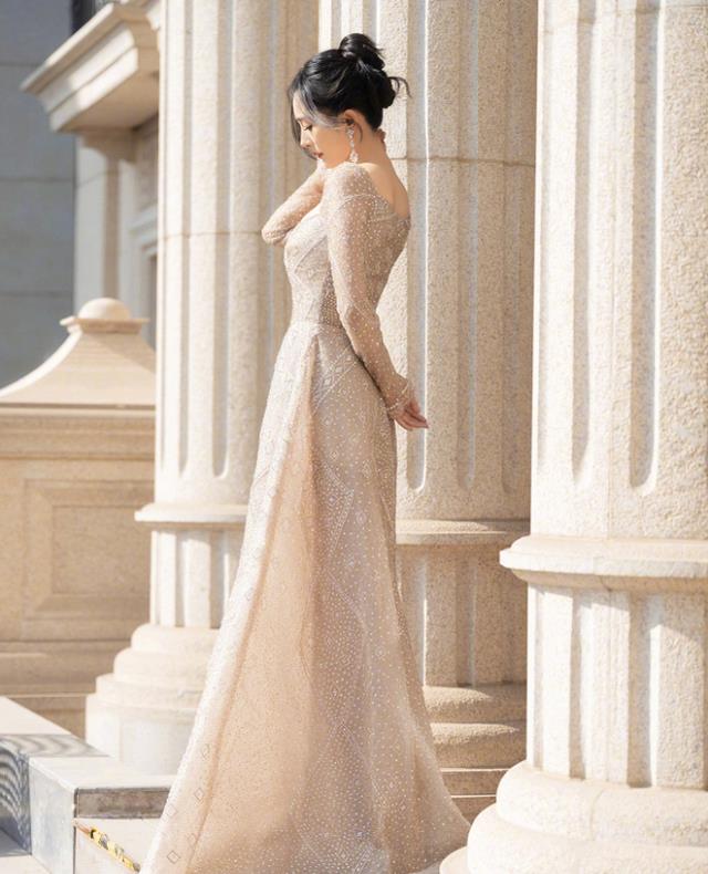 杨幂|杨幂太有心机了，穿“小一码”连衣裙现身，曲线身材美翻全场