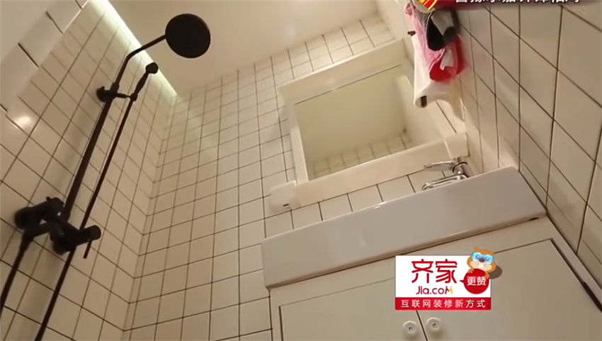 |单亲妈妈带儿女蜗居21㎡简易房，每晚睡邻居厨房？真相让人心酸