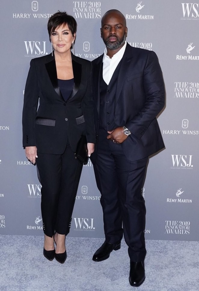 卡戴珊|66岁卡戴珊妈妈前凸后翘！穿黑丝袜秀漫画腿，掌权人的气场太霸气