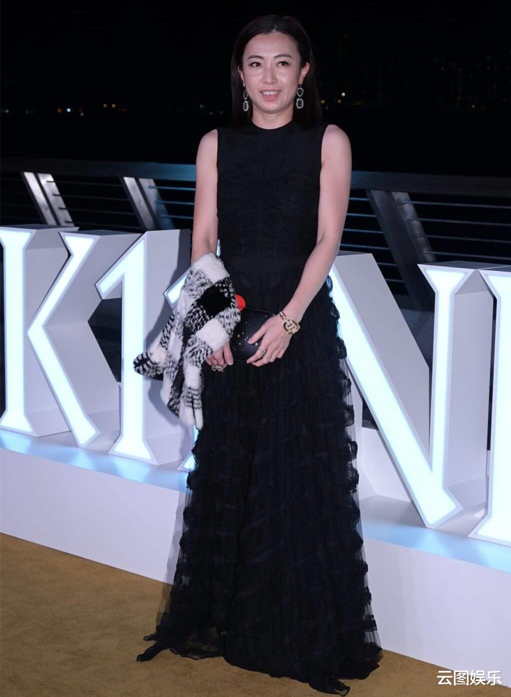 何超琼|何超琼低调参加聚会，与李嘉欣夫妇同场不同框，一身黑衣尽显优雅