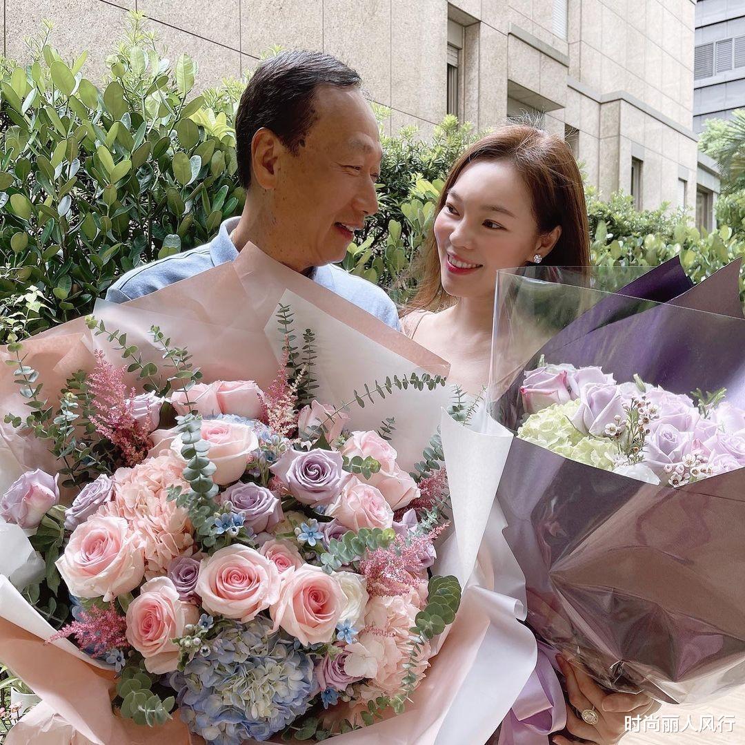 时尚丽人风行|71岁富士康老板老当益壮！和小24岁娇妻过纪念日，穿polo衫好年轻