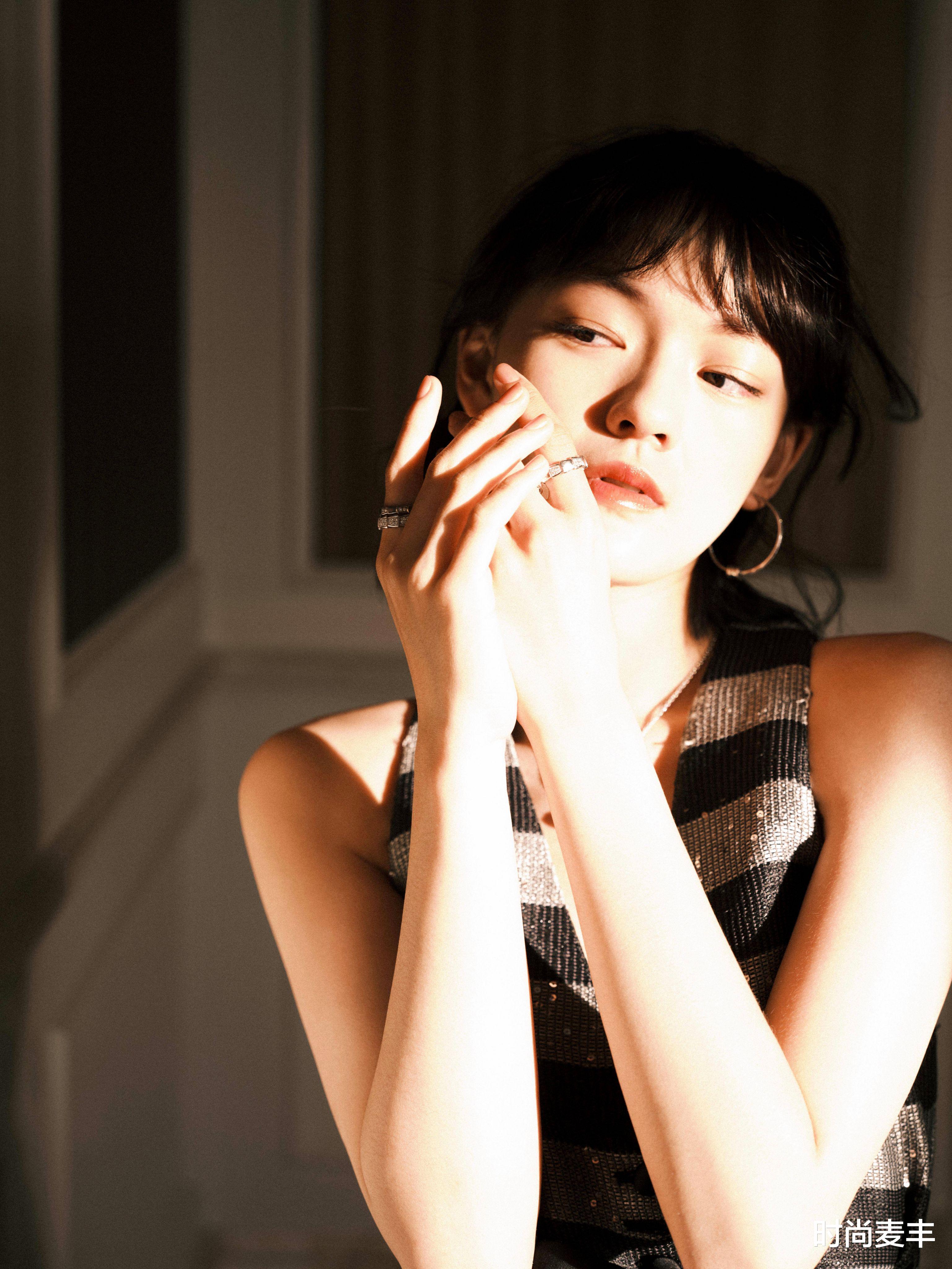 时尚麦丰|文琪穿礼服串街走巷拍写真,黑色抹胸裙气质高雅,也像一道风景线