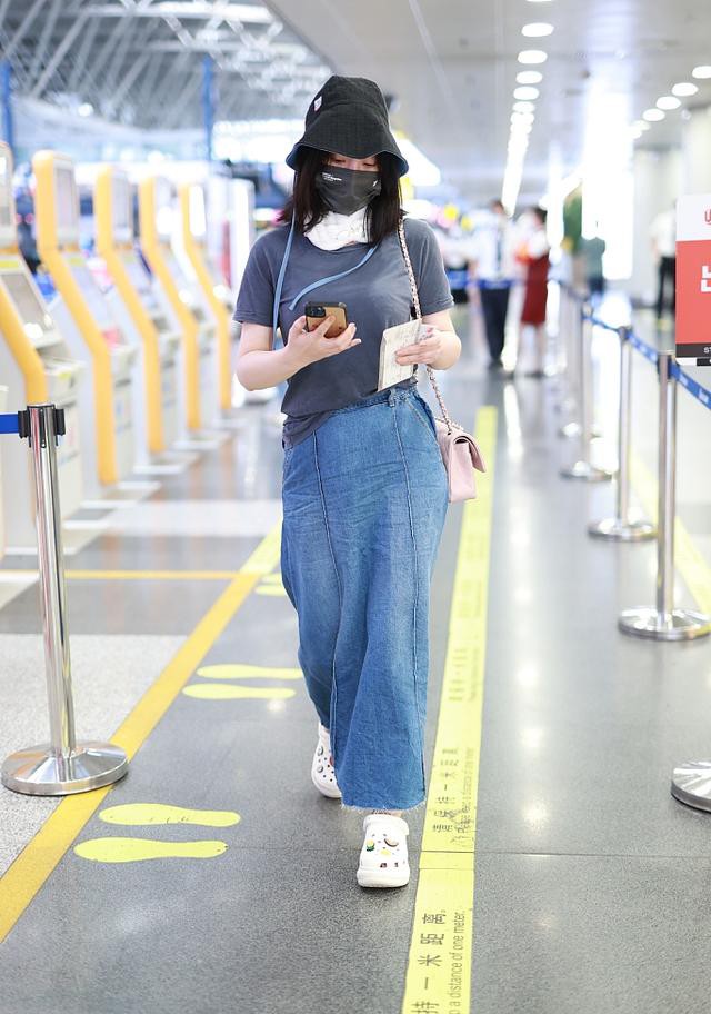 柳岩|柳岩近照显憔悴，T恤+牛仔裙时髦接地气，“曲线身材”依旧在线