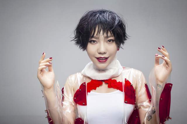 吴莫愁|“巨星”吴莫愁：从代言费1.3亿到县城卖唱，她到底经历了啥？