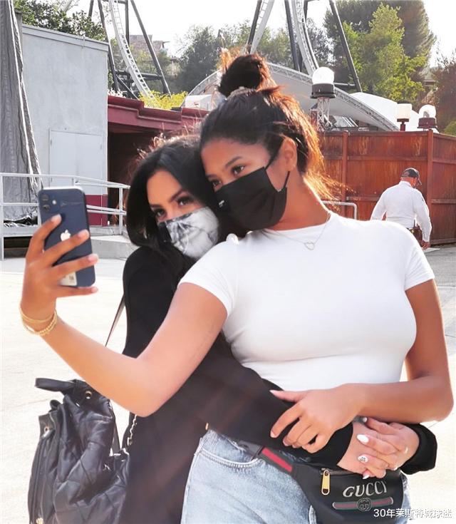 科比·布莱恩特|科比女儿身材垮了？大腿粗壮腰圈明显，与漂亮妈合影颜值差距太大