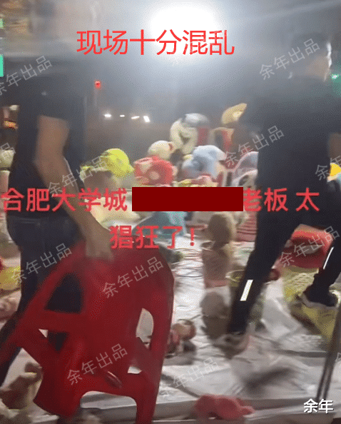 安徽 安徽合肥,女子买奶茶后坐店门口堵门,店主:没服务好她上厕所