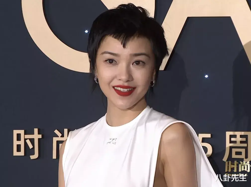 景甜|时尚先生盛典：张雨绮状态差，郭采洁发型翻车，龚俊王子异撞衫