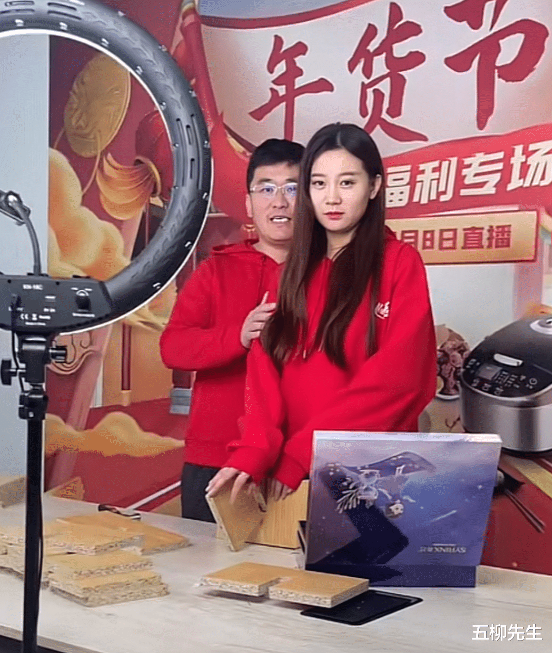 姜涛|想开了？明星姜涛携女友小羽毛带货首秀，人气略显尴尬不及陈亚男