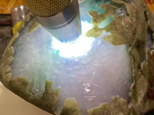 翡翠|缅商送来了块翡翠原石，价值10万种水很诱人，切开后？