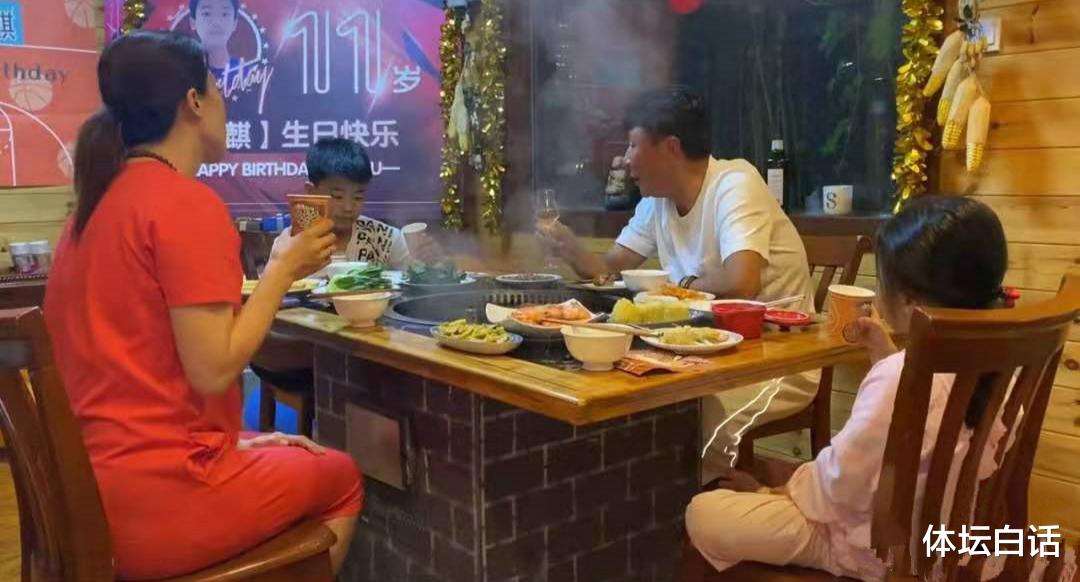 王楠|嫁对人!王楠一家吃铁锅炖为子庆生!富豪老公带儿女先感恩妈妈