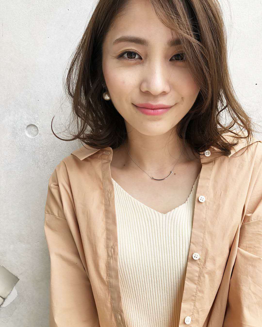 发型 选对发型不显老，给中年女性做发型三个建议：棕色、柔卷、低层次