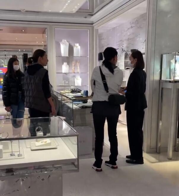 周润发|那英与女儿外出被偶遇，双手环抱态度凶，女儿乖巧站一旁显呆滞