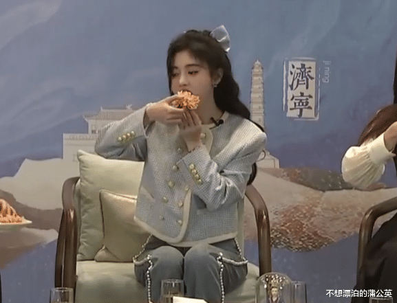 鞠婧祎|鞠婧祎参加活动,吃点心表情很呆萌,原相机妆容堪称“教学模板”