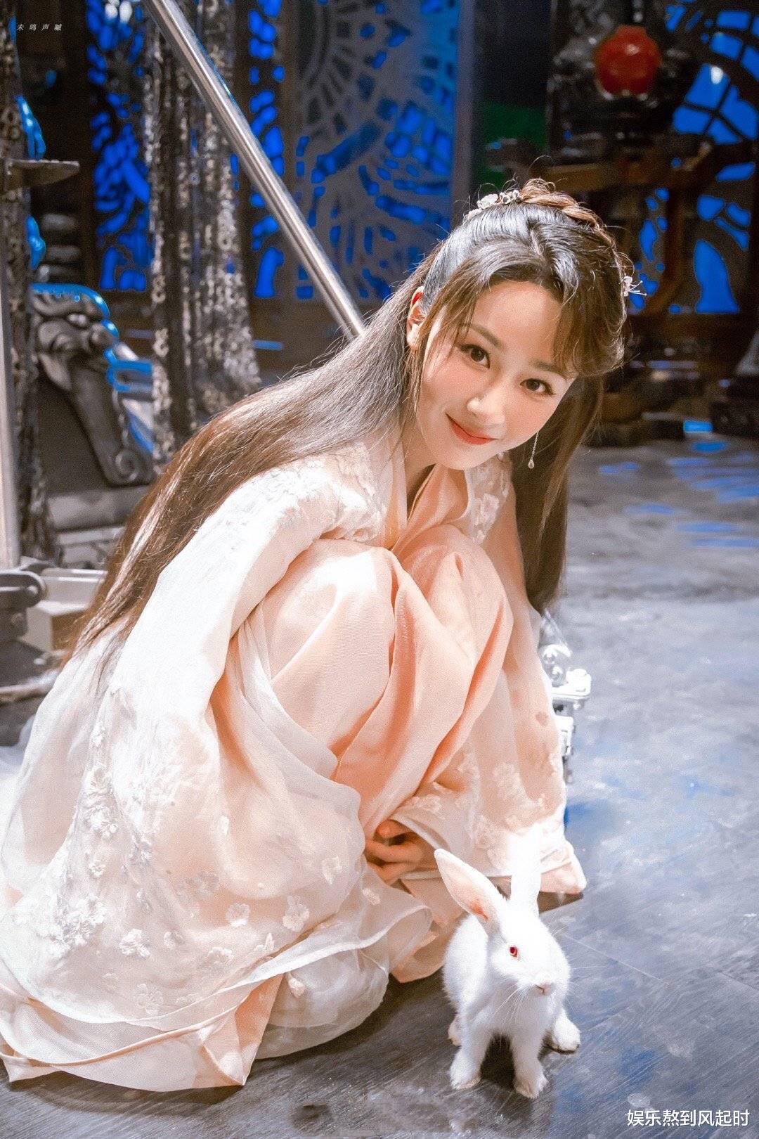 杨紫|杨紫续约欢瑞？公司股份拱手相让，合约条件全部重谈