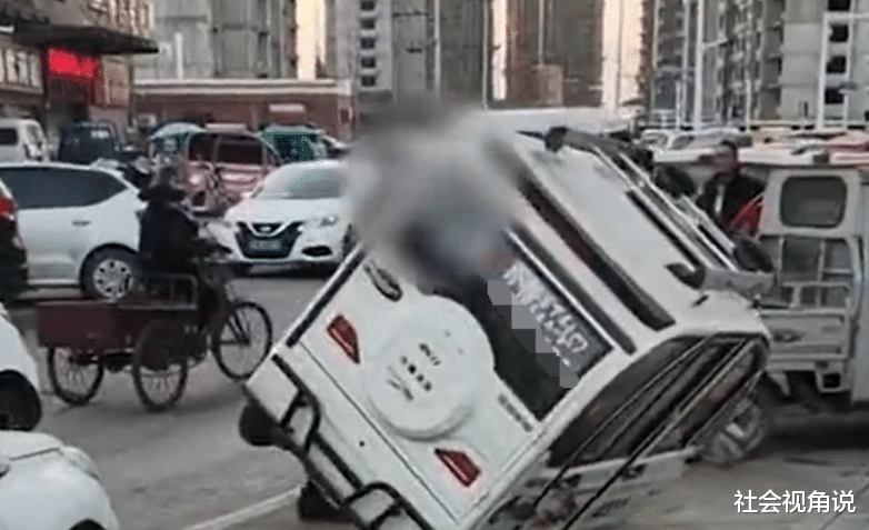 社会视角说 江苏一女子和丈夫情人街头开撕，徒手把三轮车推到，行为彪悍