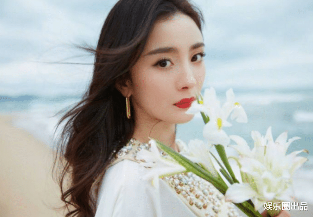 马伊琍|杨幂光脚拍大片，双脚像被上帝吻过一样，连脚趾甲都是亮点