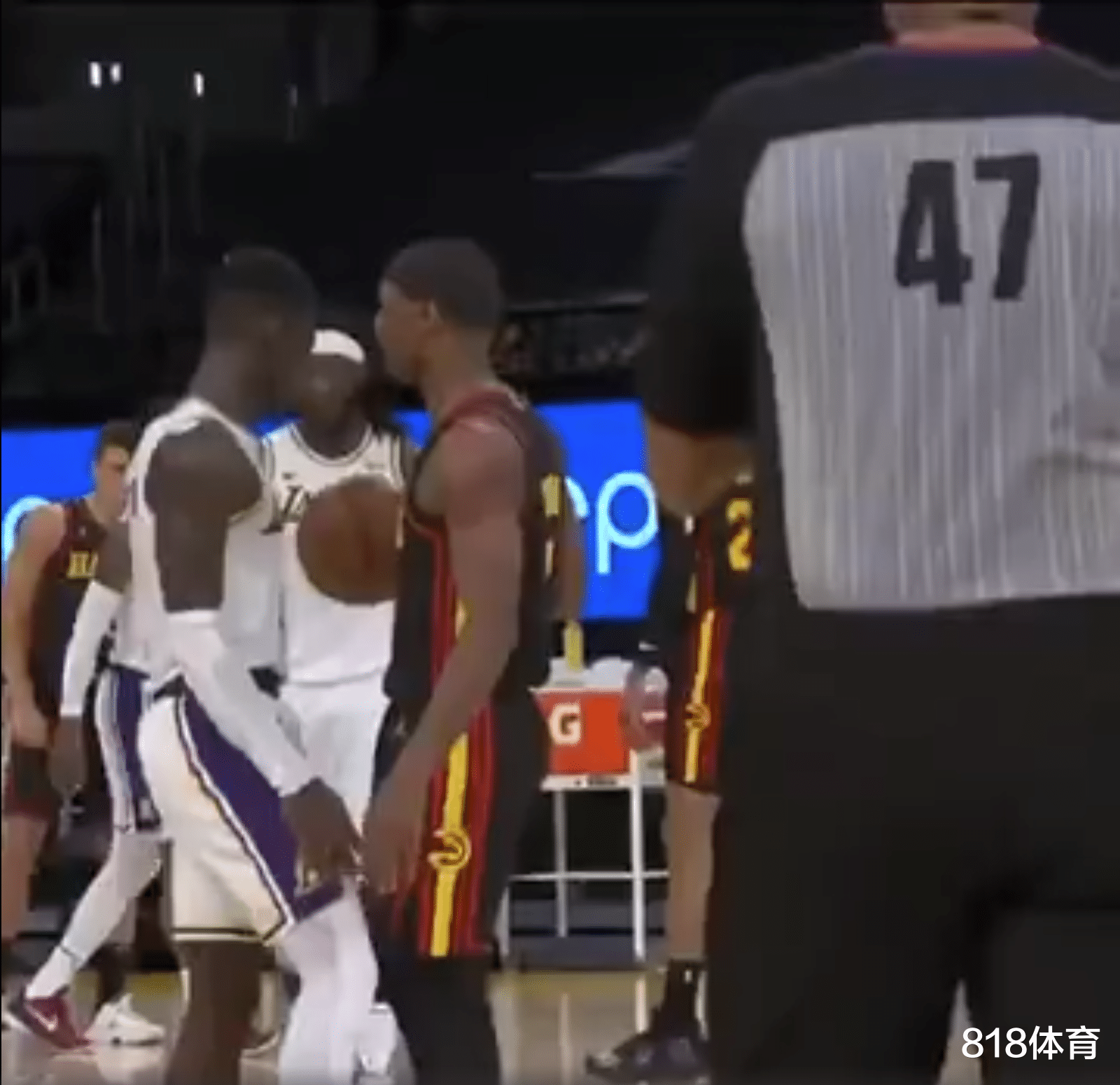 拉简·朗多|我不是保罗! 隆多将球摁施罗德脸上挑衅, 小黑面无表情目送隆指导吃T