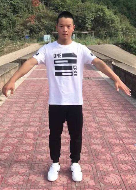 葛行于|因长得丑被亲妈弃养，却被周星驰看中一夜成名，今20岁颜值逆袭