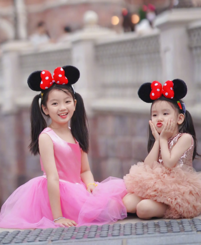 9歲阿拉蕾帶妹妹“出道”，穿公主裙戴同款迪士尼米老鼠發箍合影-圖3