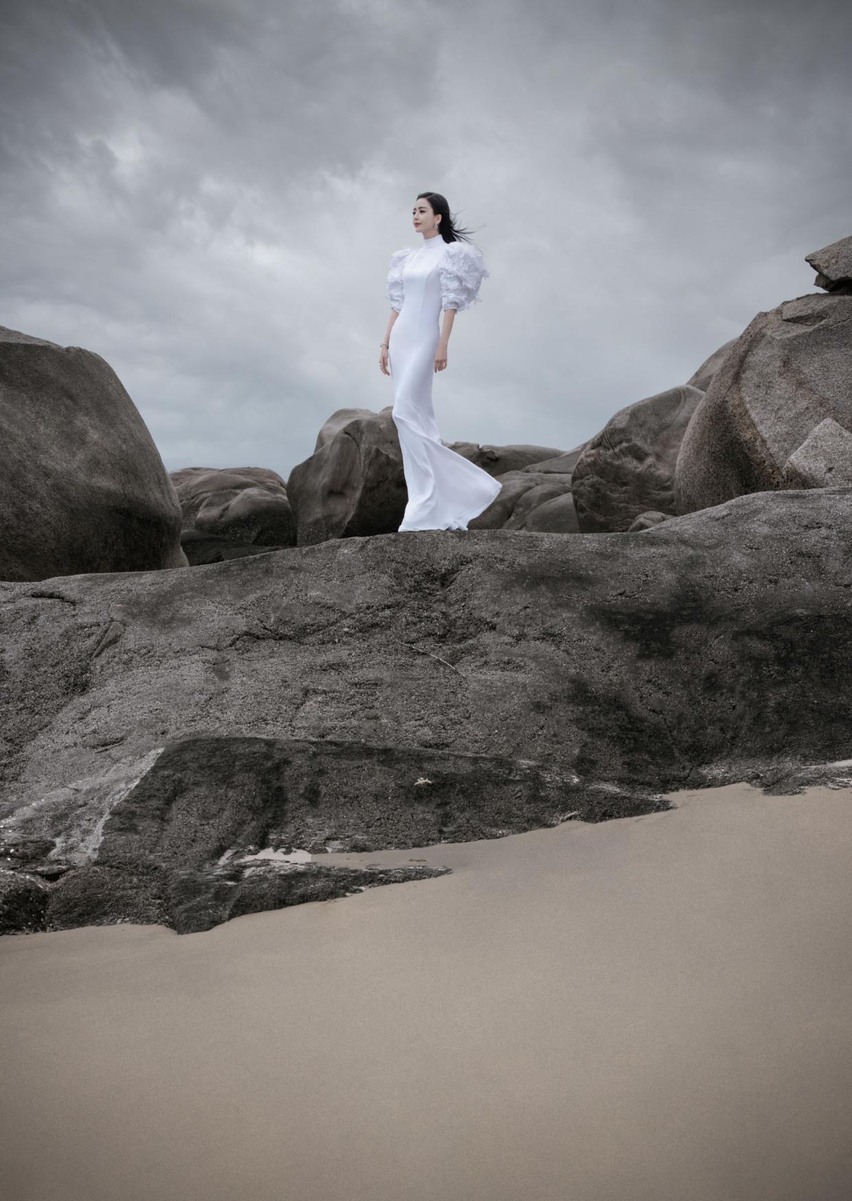 张天爱|佟丽娅海边大片，空灵缥缈，又美又仙