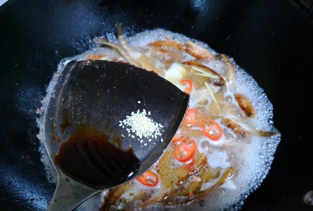 走在暖风的夜|夏季多给家人做这个吃，野生别嫌它小，买来不油炸，煎着吃真鲜嫩