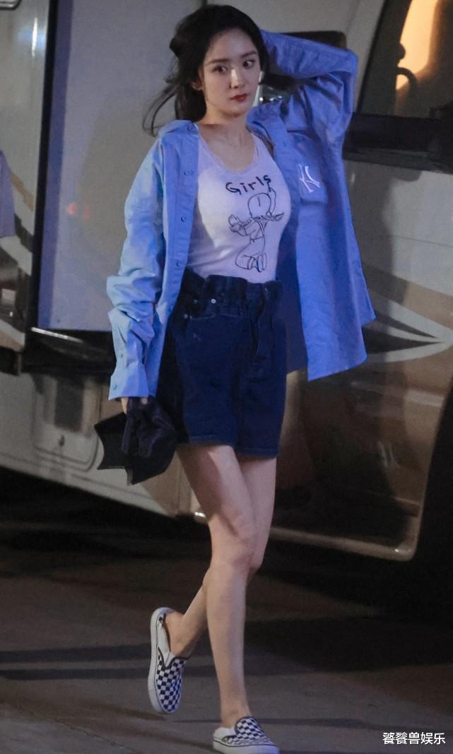 杨幂|杨幂下班路透氛围感十足，清纯少女变辣妹，85花又贩卖身材焦虑